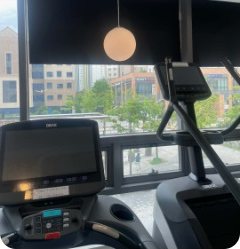 창가의 유산소 기구